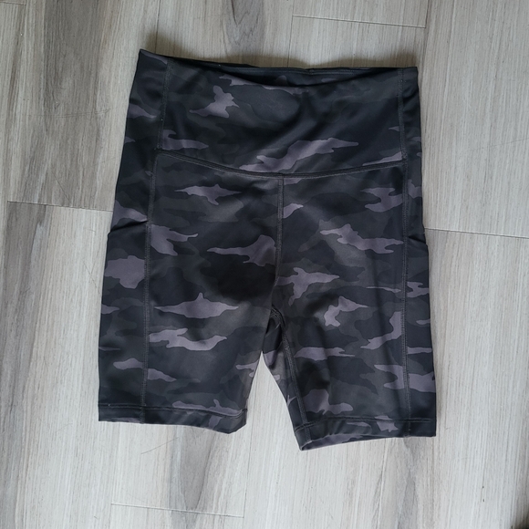 Ultimate Stash Pocket Camo Print Women's Bike Shorts. - Picture 3 of 9